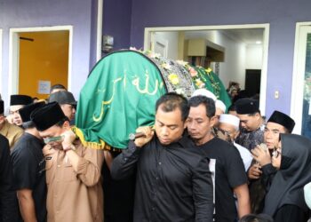 Bupati Edi Damansyah Melepas Jenazah Ketua DPRD Kukar H. Junaidi