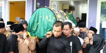 Bupati Edi Damansyah Melepas Jenazah Ketua DPRD Kukar H. Junaidi