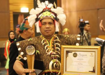 Kepala Desa Batuah, Abdul Rasyid saat menerima penghargaan