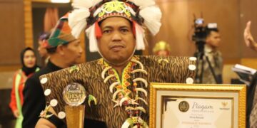 Kepala Desa Batuah, Abdul Rasyid saat menerima penghargaan