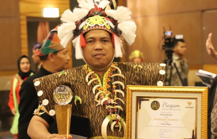 Kepala Desa Batuah, Abdul Rasyid saat menerima penghargaan