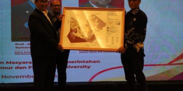 Penyerahan peta secara simbolis dari Pj Gubernur ke kepala desa