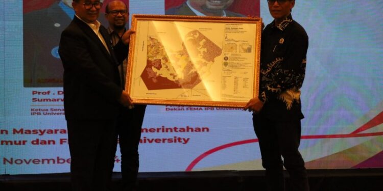 Penyerahan peta secara simbolis dari Pj Gubernur ke kepala desa