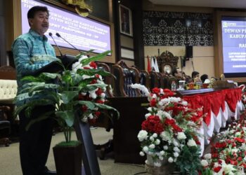 Sekda Sunggono saat rapat paripurna