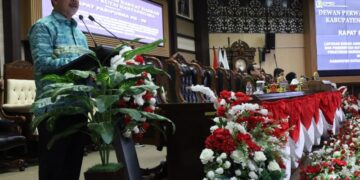 Sekda Sunggono saat rapat paripurna