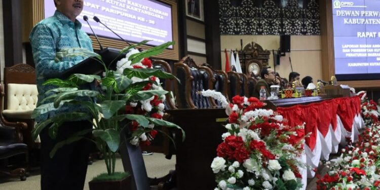 Sekda Sunggono saat rapat paripurna