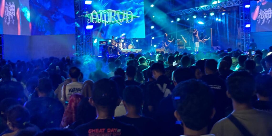 Ilustrasi masyarakat yang menonton konser di Samarinda (Sirana.id)