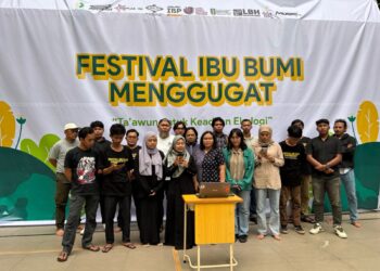 Para perwakilan organisasi membacakan deklarasi pada Festival Ibu Bumi Menggugat