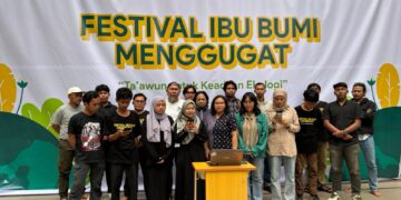 Para perwakilan organisasi membacakan deklarasi pada Festival Ibu Bumi Menggugat