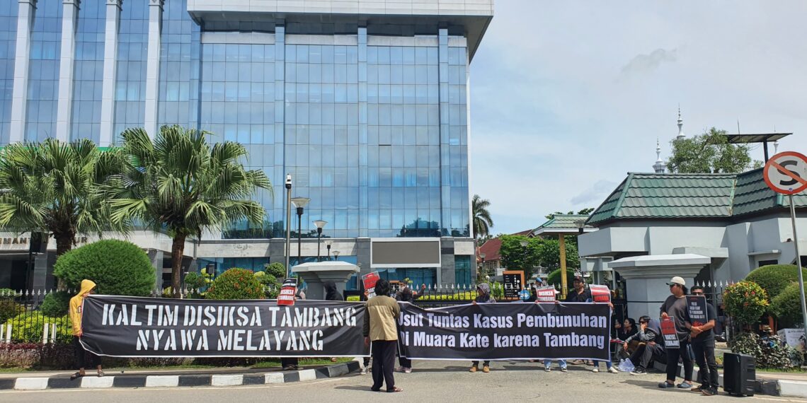 protes para aktivis di depan kantor gubernur Kaltim (Foto: Koalisi Masyarakat Sipil Kaltim)