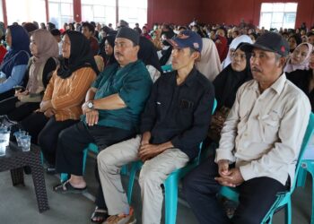 Warga Desa Badak Baru, Muara Badak saat hadiri acara penyerahan secara simbolis