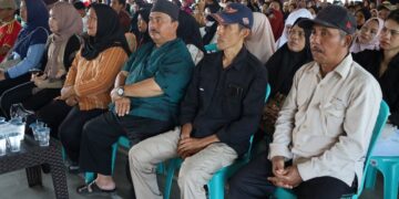 Warga Desa Badak Baru, Muara Badak saat hadiri acara penyerahan secara simbolis