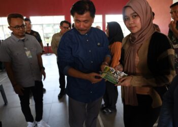 Sunggono saat menyerahkan secara simbolis bantuan BPJS Ketenagakerjaan