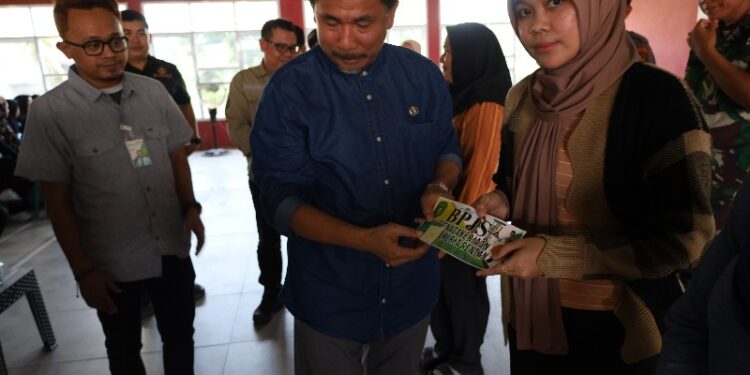 Sunggono saat menyerahkan secara simbolis bantuan BPJS Ketenagakerjaan