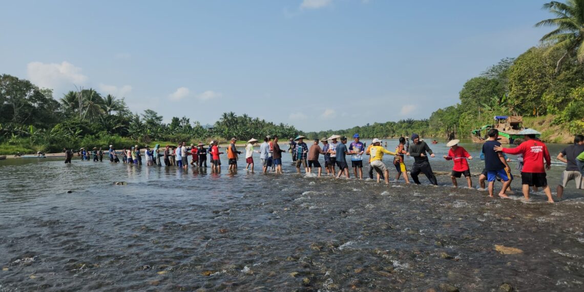 Warga Desa Mekar Baru saat bergotong royong membersihkan jalur sungai (dok: Daniel Ibau)