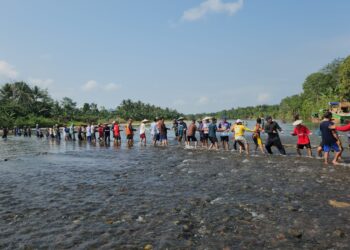 Warga Desa Mekar Baru saat bergotong royong membersihkan jalur sungai (dok: Daniel Ibau)