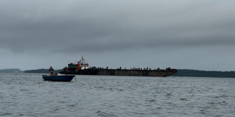 Nelayan dan kapal tongkang di Teluk Balikpapan (Foto: Nofiyatul Chalimah)