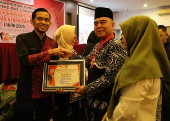 (penyerahan piagam/ istimewa)