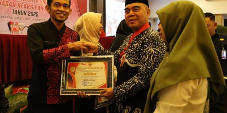 (penyerahan piagam/ istimewa)