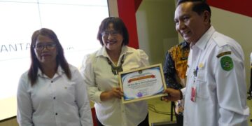 (serah terima piagam oleh H. Husni Thamrin kepada Aulia Zulfahmi/istimewa)