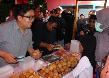 (Wabup Kukar dan Kak Gem Membagikan Takjil Gratis/istimewa)