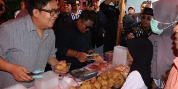 (Wabup Kukar dan Kak Gem Membagikan Takjil Gratis/istimewa)