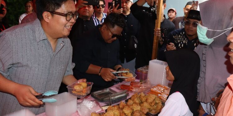 (Wabup Kukar dan Kak Gem Membagikan Takjil Gratis/istimewa)