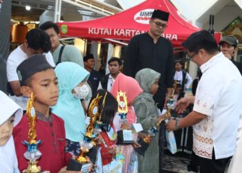 (Rendi solihin Memberikan Tropy, Piagam dan Uang Pembinaan/istimewa)