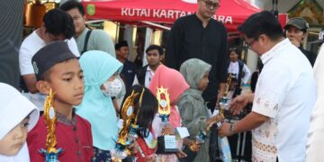(Rendi solihin Memberikan Tropy, Piagam dan Uang Pembinaan/istimewa)