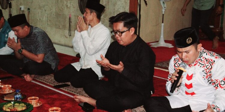 (Buka Bersama Wabup Kukar dan Masyarakat Muara Badak/Istimewa)