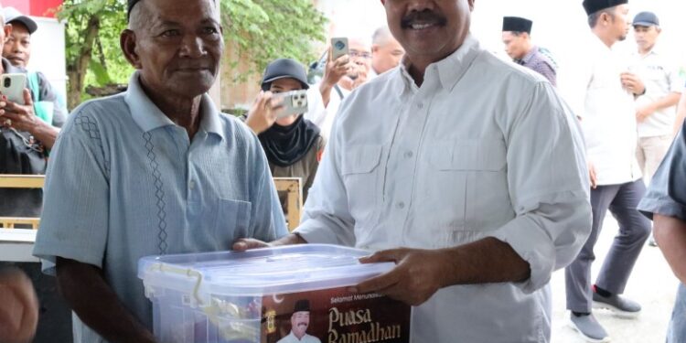 (Bupati Edi Damansyah Memberikan Bantuan Paket Ramadhan/Istimewa)