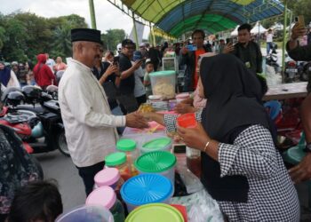 (bupati Kukar terjun langsung ke lapak UMKM/istimewa)
