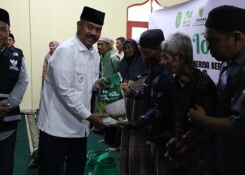 (Bupati Kukar Memberikan Bantuan Sembako/istimewa)