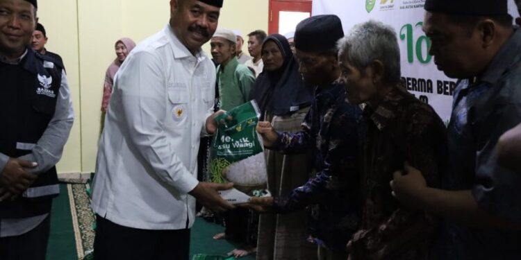 (Bupati Kukar Memberikan Bantuan Sembako/istimewa)