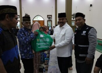 (Bupati Kukar Memberikan Bantuan Sembako/istimewa)