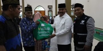 (Bupati Kukar Memberikan Bantuan Sembako/istimewa)