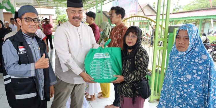 (Bupati Kukar Memberikan Bantuan Paket Sembako/Istimewa)