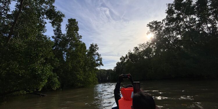 serunya menyusuri perairan di Muara Badak. Bonus bisa bertemu dengan Bekantan (sirana.id)