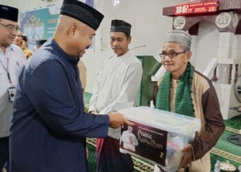 (Bupati Kukar Edi Damansyah Memberikan Bantuan/Istimewa)