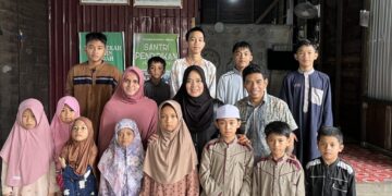 (Bersama Anak-anak Panti Asuhan Abu Bakar/istimewa)