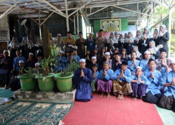 (foto bersama DWP Kukar bersama keluarga Ponpes Al Farisyah Hasyim/istimewa)