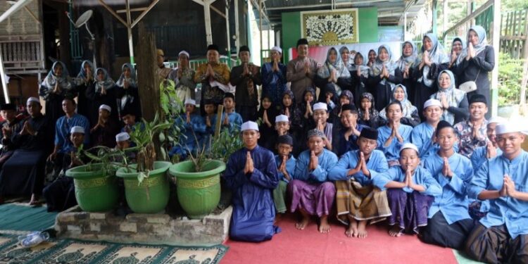(foto bersama DWP Kukar bersama keluarga Ponpes Al Farisyah Hasyim/istimewa)