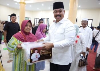 (Bupati Edi Damansyah Memberikan Bantuan/istimewa)