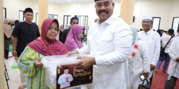 (Bupati Edi Damansyah Memberikan Bantuan/istimewa)