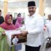(Bupati Edi Damansyah Memberikan Bantuan/istimewa)