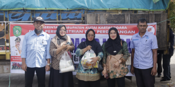 (Operasi pasar oleh Disperindag di Muara Jawa/istimewa)