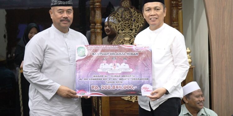 (Bupati Kukar Edi Damansyah Serahkan Bantuan Belanja Hibah untuk Masjid Al Hijrah Unikarta/Istimewa)
