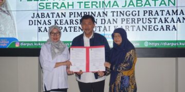 (Serah Terima Jabatan Kepala Dinas Perpustakaan Kabupaten Kutai Kartanegara/Istimewa)