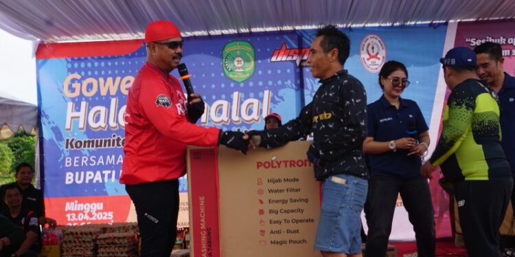 (Bupati Kukar Edi Damansyah Serahkan Doorprize Utama/Istimewa)