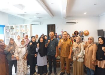(Asisten III Bisang Administrasi Umum Kukar Serahkan Sertifikat Halal Kepada UMKM/Istimewa)